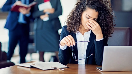 Angajații care își supraveghează colegii de muncă vor fi recompensați! Câți bani vor primi cei care descoperă ilegalitățile comise de colegi
