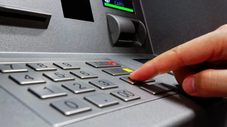Cetățenii care nu mai pot retrage bani de la bancomate! De ce s-au impus restricții