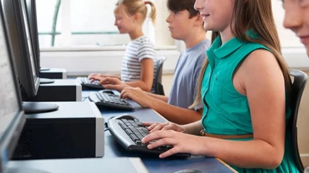 Primăria Șcheia cumpără echipamente digitale pentru unitățile de învățământ! Contractul are o valoare de peste 460.000 de lei