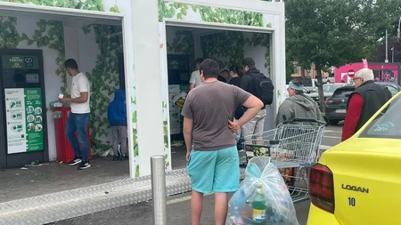 Adio cozi pentru sticlele de plastic reciclate! Un supermarket vine la tine la ușă
