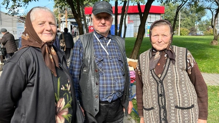 Două bătrâne au venit de la peste 500 de kilometri în Iași, la Sfânta Cuvioasă Parascheva. Pentru a-și scoate banii de drum, vând ciorapi din lână