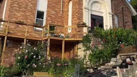 O familie locuiește într-o biserică veche! Cuplul doarme în altar, iar copilul la subsol!