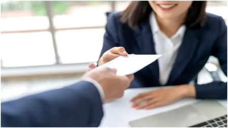 Femeile câștigă mai mult decât bărbații în România! Ce diferențe salariale există