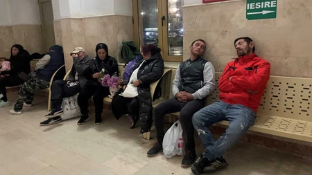 Pelerinii veniți să se închine la Sfânta Cuvioasă Parascheva dorm în Gara din Iași