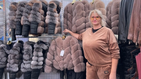 A început Târgul de blănuri la Iași! Mai multe tarabe, mai puțini clienți. Comercianții își pun speranțele în weekend