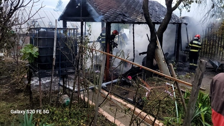 Incendiu la Târgu Frumos. Un foișor a fost mistuit de flăcări - VIDEO