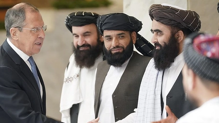 Rusia a luat „o decizie de principiu” și îi scoate pe talibani de pe lista sa de organizații teroriste