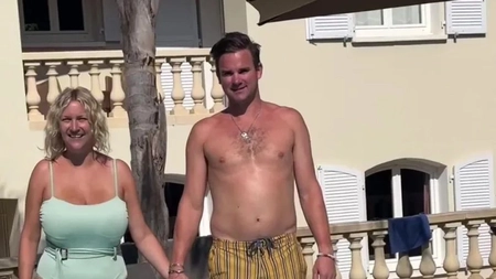 O mamă nu se ferește să-și arate formele pe internet! Postează imagini provocatoare în costume de baie strâmte