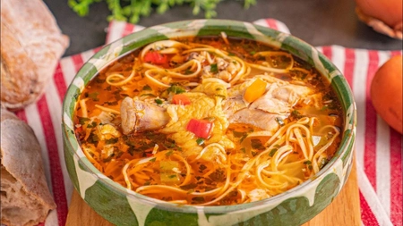 Rețetă de borș cu pui, ca la mama acasă! O să mai vrei și a doua porție!