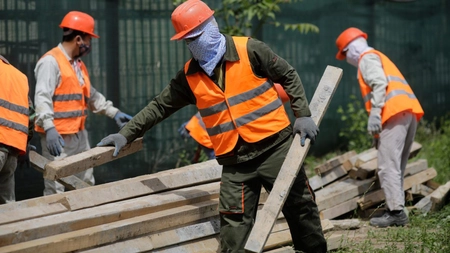 Lege nouă pentru muncitorii străini veniți în România! Ce obligație vor avea angajatorii