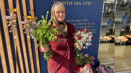 Ți se rupe sufletul de această bătrână din Iași! Vinde florile din curte pentru a-și cumpăra lemne de foc: „Vine iarna și îmi este foarte greu cu 1.200 de lei pensie”