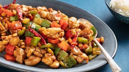 Rețeta pentru pui cu legume la tigaie. Ideală pentru o masă sănătoasă și echilibrată!