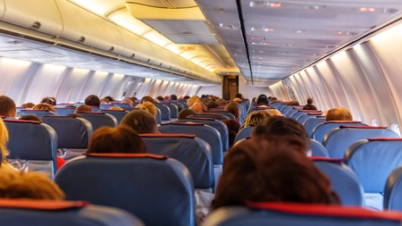 Incident la bordul unui avion! Mai mulți pasageri au intervenit pentru a salva o femeie: 
