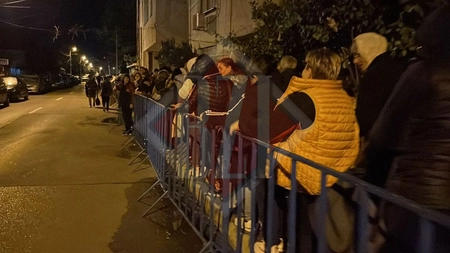 Mii de pelerini așteaptă să se închine la moaștele Sfintei Cuvioase Parascheva, la Iași. La ce stâlp a ajuns rândul - UPDATE