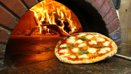 Cum să faci o pizza perfectă la cuptor? La câte grade se face aceasta?