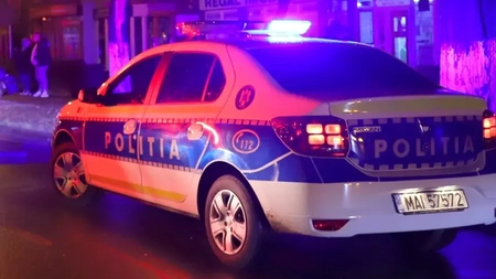 O fată de 13 ani a fost lovită de o maşină când traversa strada pe trecerea pentru pietoni