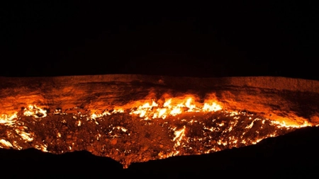 Sinistrul crater supranumit „Porțile Iadului” ar putea fi închis! Flăcarile mistuie pământul de mai bine de 50 de ani