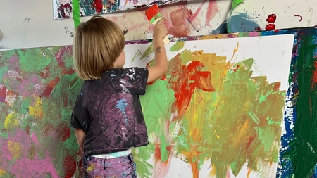 La doar trei ani a devenit pictor de succes! Cu ce prețuri se vând tablourile lui „Mini-Picasso”