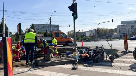 Tramvaiele noi de la CTP Iași se rup în bucăți! Au apărut probleme mari la liniile din Podu Roș: „De fiecare dată când trecem, vagonul atinge asfaltul”