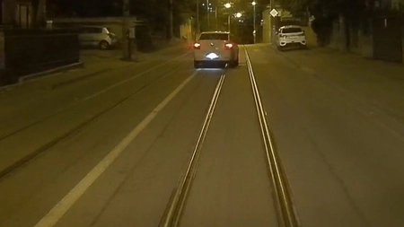 Imagini incredibile surprinse pe străzile Tătărași! Un șofer circulă haotic, punând în pericol pe toată lumea
