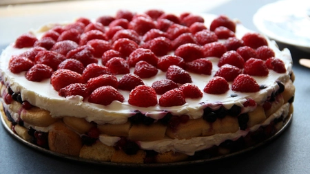 Cea mai delicioasă rețetă de prăjitură cu pișcoturi, mascarpone și fructe. Un desert simplu, fără coacere