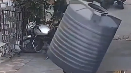 Miracol pe stradă: Femeie scapă nevătămată după ce un rezervor masiv de apă cade direct peste ea