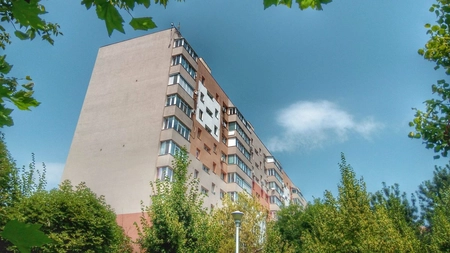 Reguli noi pentru românii care locuiesc la parterul blocului! Ce nu au voie să facă