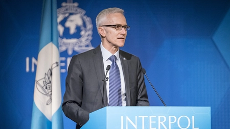 Şeful Interpol avertizează: „Lumea riscă să piardă lupta împotriva crimei organizate”