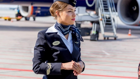Secretele neștiute din viața de stewardesă! Ce nu știu pasagerii despre zborurile de lux