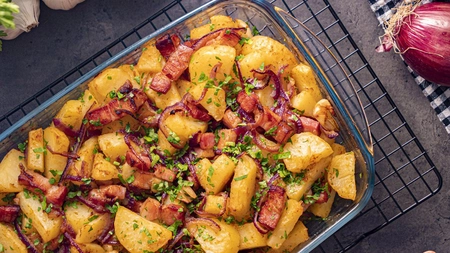 Cartofi țărănești cu bacon la cuptor. Garnitura cu care nu ai cum să dai greș!