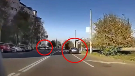 Șoferul unui autoturism Tesla, campion la încălcarea regulilor circulației rutiere! Un pieton era să fie „zburat” chiar pe trecere: „Fără permis pe viață, să vadă cum e cu tramvaiul”