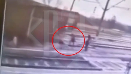 Iată momentul în care Petronela este spulberată de tren la Podu Iloaiei. Imagini de pe camerele de supraveghere! Interzis pentru cei slabi de înger