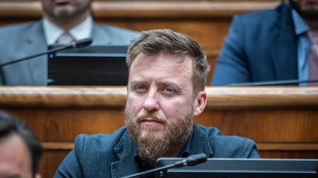 Deputatul slovac Peter Kotlár solicită de urgență oprirea vaccinării împotriva COVID-19 în țară: ”Sunt periculoase și ineficiente”