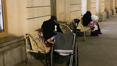 Gara Mare din Iași, asaltată de oamenii străzii. Călătorii sunt nemulțumiți