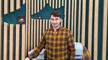 Nevoia l-a împins pe Mihai Botnari să deschidă Papuwash, una dintre primele spălătorii de încălțăminte din Iași: „Ideea a apărut din necesitate”