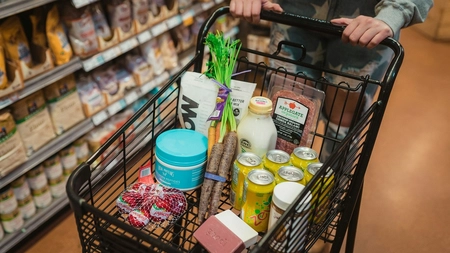 Prețurile la alimente și servicii vor continua să crească până la sfârșitul anului 2024