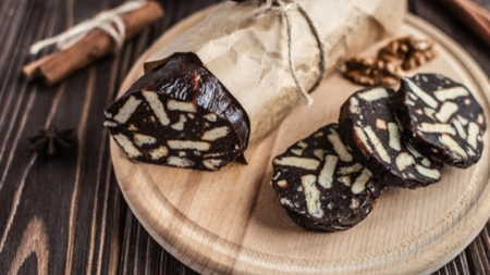 Rețeta simplă de salam de biscuiți. Desertul pe care oricine îl face în 10 minute!