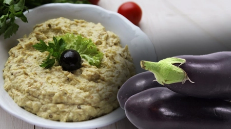 Rețeta pentru salata de vinete cu ceapă. Iată greșeala care strică gustul preparatului
