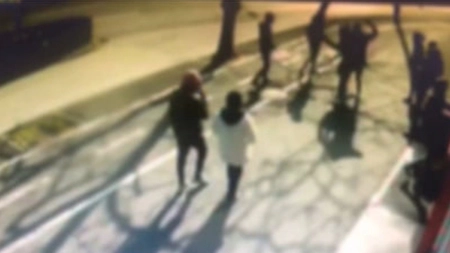Scandal amoros la Iași: Scos din minți că puștoaica de care era îndrăgostit s-a cuplat cu un motociclist, un tânăr s-a trezit în ring, pe stradă. Iată ce a urmat