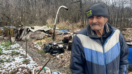 Povestea neștiută a lui ’nea Gheorghe, „pustnicul” care trăiește de 4 ani sub pământ, la Ciric: „Aici e colțul meu de liniște”