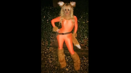 Costumată în pisicuță sexy, își ia copilul de la școală! O mamă nu s-a ferit să-și arate formele, de Halloween!