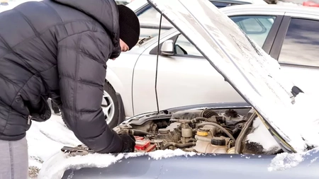 Cum trebuie să pornești corect mașina iarna. Regula pe care șoferii români nu o respectă