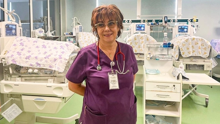 Inițiativă inedită la Maternitatea „Cuza Vodă” Iași! Mamele care au născut prematur au confecționat păpuși care imită îmbrățișarea maternă: „Fiind îndelung spitalizați, nu pot crește în brațe la mamele lor”