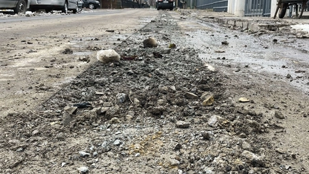 O stradă din Copou a fost distrusă de echipele Delgaz Grid! „Au lăsat un șanț pe toată lungimea, acoperit cu pietriș și pământ”