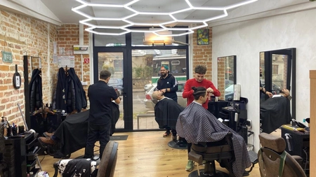 Barbershop-urile din Iași, la mare căutare. Bărbații plătesc oricât pentru a arăta bine