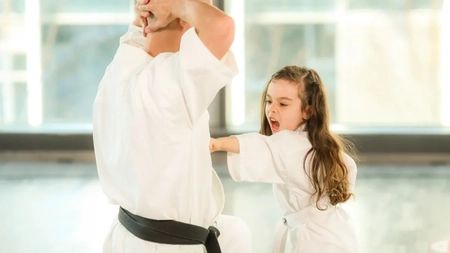 De ce să practici karate și care sunt beneficiile artelor marțiale
