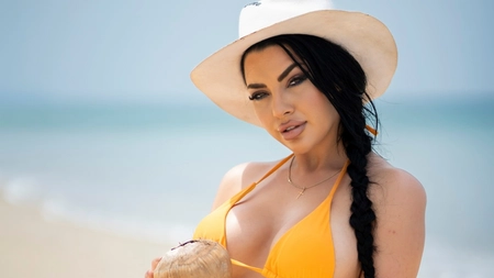 Medic rezident de profesie, a jucat în primul film pentru adulți! Și-a deschis cont de OnlyFans și a filmat scene provocatoare cu Ema Karter