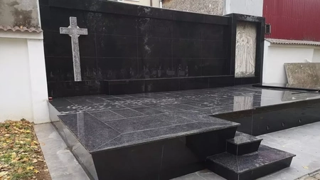 Mormântul lui Silviu Prigoană este acoperit de sute de flori si lumânări. Familia milionarului are un cavou pe trei etaje