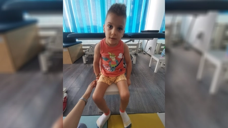 Medicii nu i-au dat prea multe șanse, dar Cristian Petrușca a supraviețuit! Băiețelul a fost, însă, diagnosticat cu tetrapareză spastică și are nevoie de ajutor: „Ne chinuim să strângem bănuți pentru terapiile zilnice”