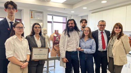 Inima artificială creată de studenții de la UMF Iași a obținut premii pe bandă rulantă!  Dr. Alexandru Pleșoianu, coordonatorul echipei: „A fost singurul dispozitiv funcțional”